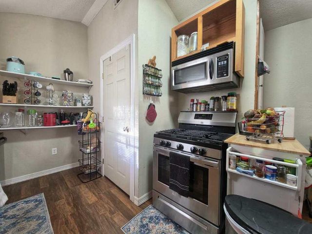 911 Brazos ST, Lockhart, TX 78644