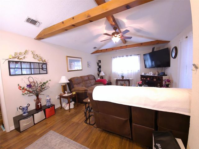 911 Brazos ST, Lockhart, TX 78644