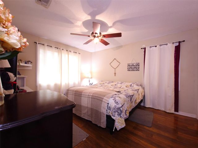 911 Brazos ST, Lockhart, TX 78644