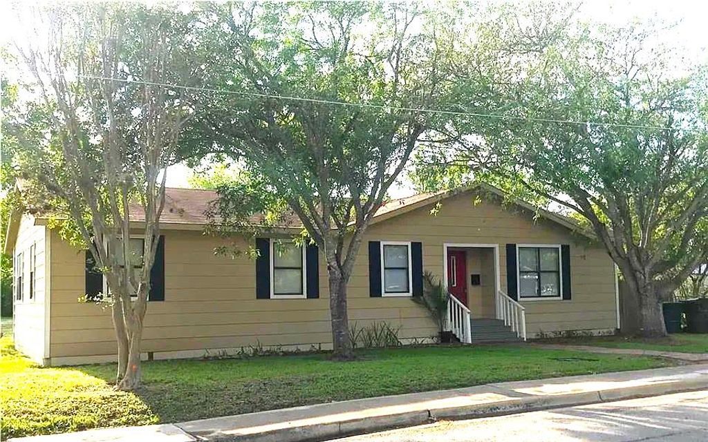 911 Brazos ST, Lockhart, TX 78644