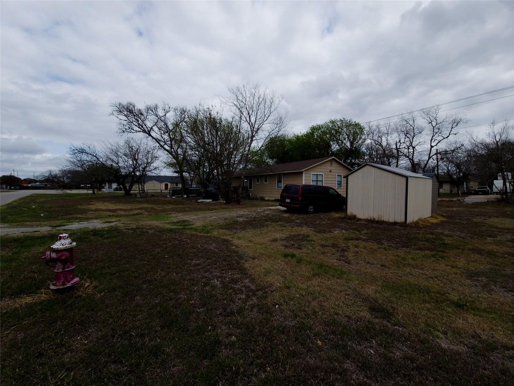 911 Brazos ST, Lockhart, TX 78644