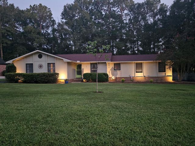 2111 Granada Drive, Dothan, AL 36303