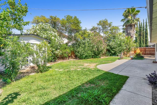 2400 Gwen Dr, Sacramento, CA 95825