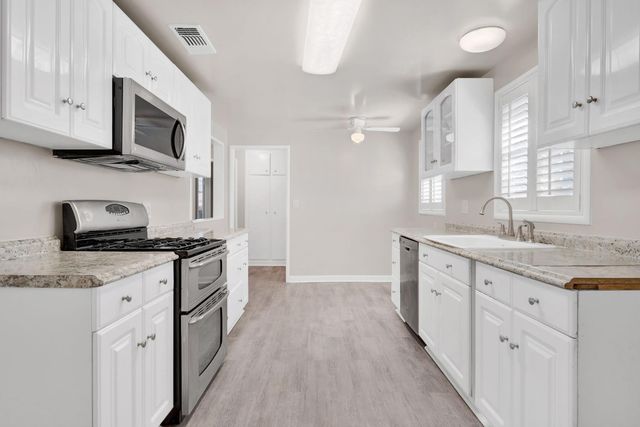 2400 Gwen Dr, Sacramento, CA 95825