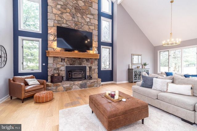 9 SKYVIEW DR, Ivyland, PA 18974