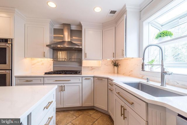 9 SKYVIEW DR, Ivyland, PA 18974