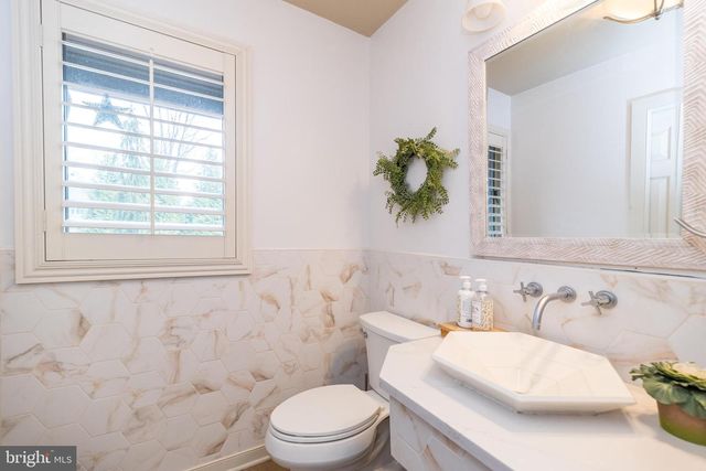 9 SKYVIEW DR, Ivyland, PA 18974