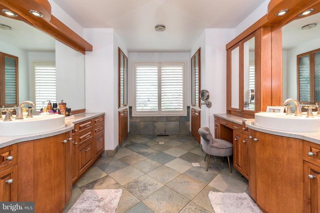 9 SKYVIEW DR, Ivyland, PA 18974