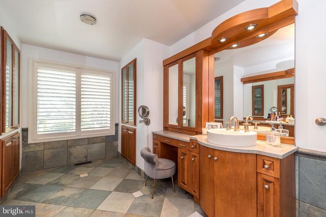 9 SKYVIEW DR, Ivyland, PA 18974