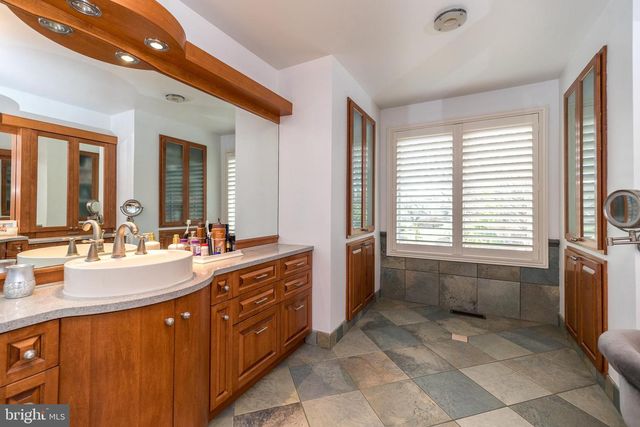 9 SKYVIEW DR, Ivyland, PA 18974