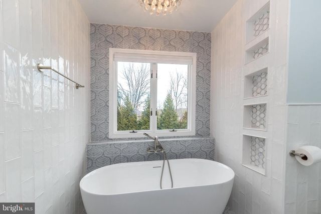 9 SKYVIEW DR, Ivyland, PA 18974