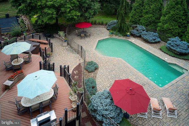 9 SKYVIEW DR, Ivyland, PA 18974