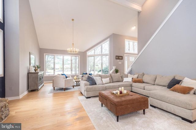 9 SKYVIEW DR, Ivyland, PA 18974