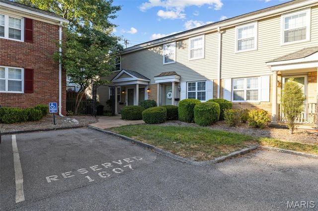 1607 Redbird Cove, St Louis, MO 63144