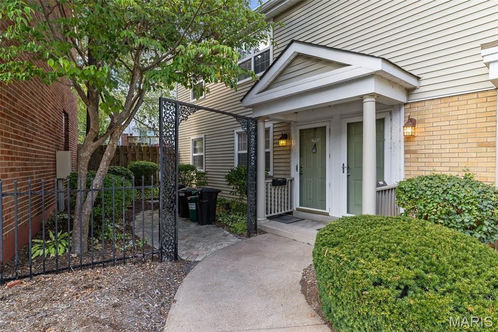 1607 Redbird Cove, St Louis, MO 63144