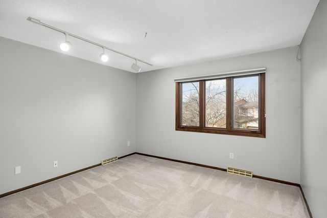 6913 Edenvale Boulevard, Eden Prairie, MN 55346