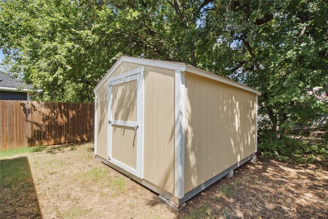 211 Clover Circle, Weatherford, TX 76086