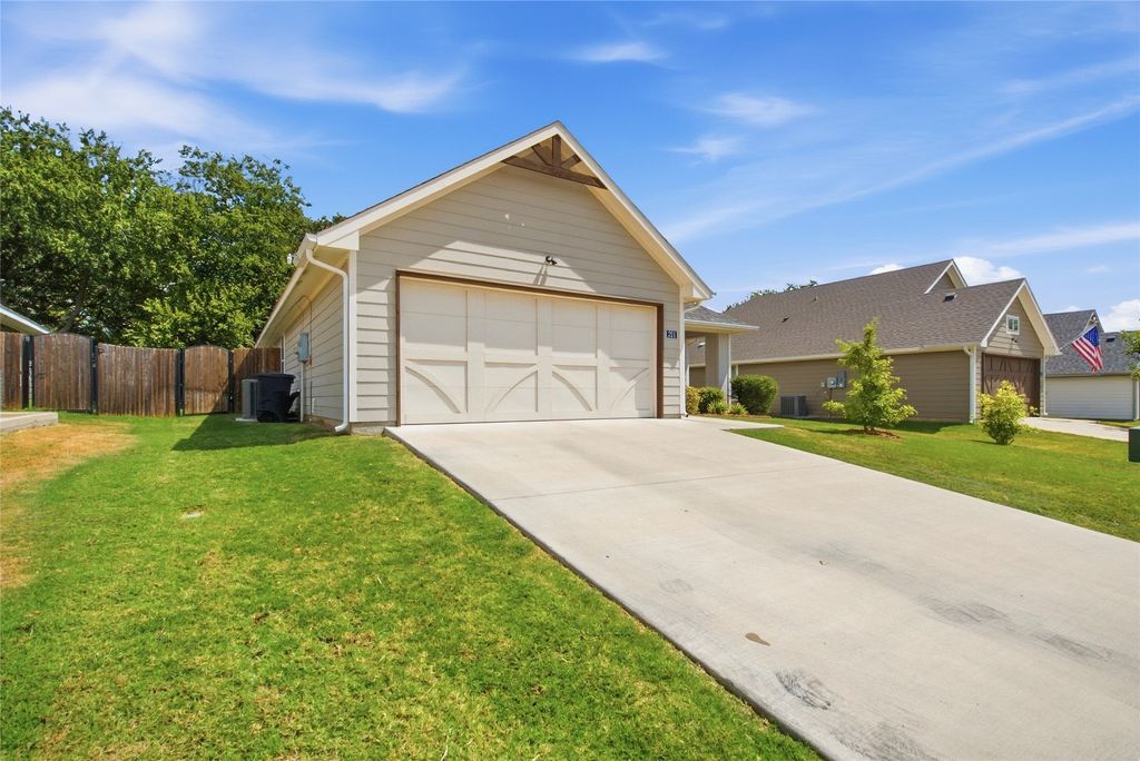 211 Clover Circle, Weatherford, TX 76086 — photo 5