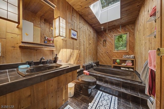 451 W Brook Rd, Ringwood Boro, NJ 07456