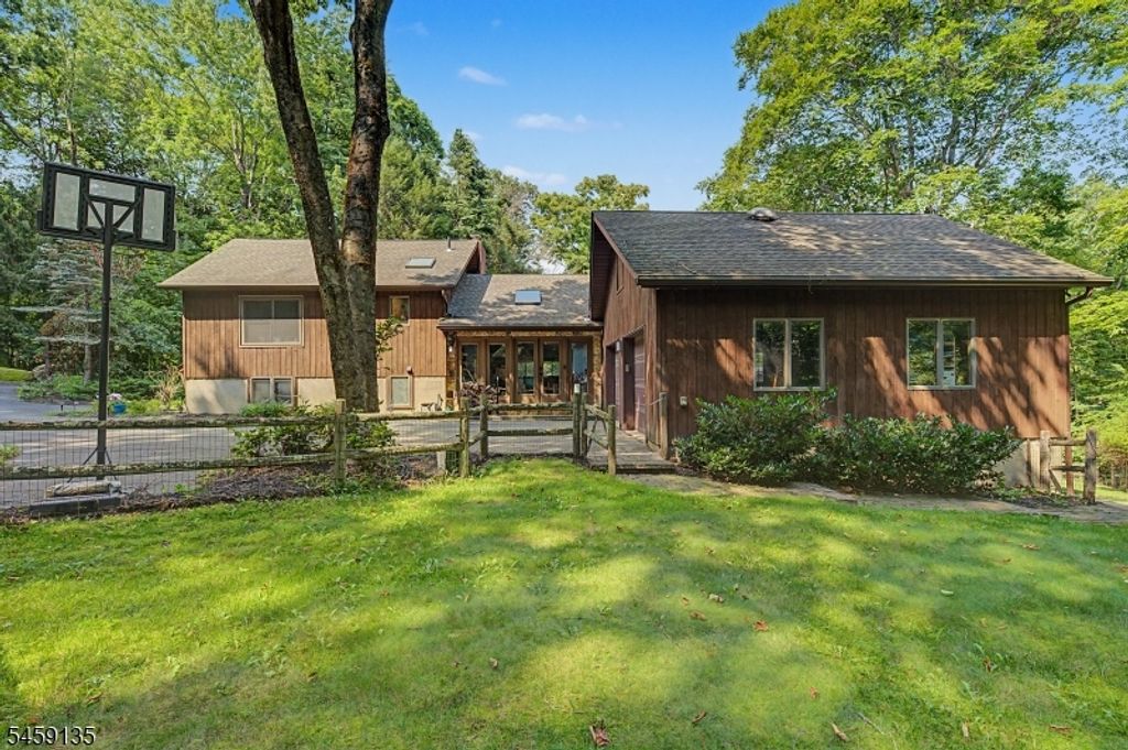 451 W Brook Rd, Ringwood Boro, NJ 07456