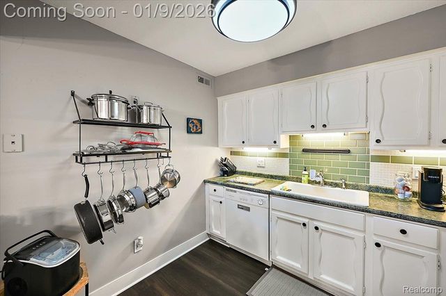 35962 Ann Arbor Trail 206, Livonia, MI 48150