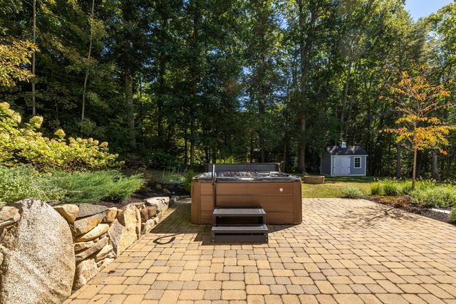 16 Point Of Rocks Terrace, Stratham, NH 03885