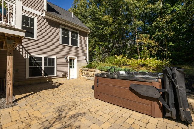 16 Point Of Rocks Terrace, Stratham, NH 03885