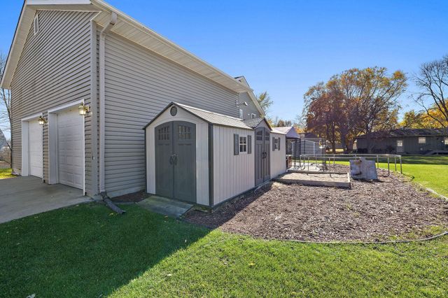 1055 Johnson Place SE, Owatonna, MN 55060