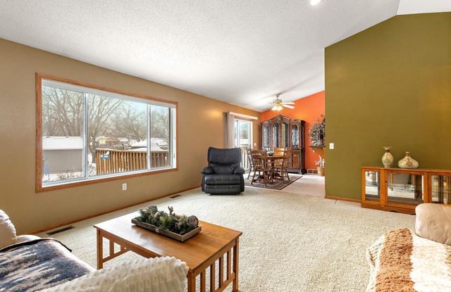 1055 Johnson Place SE, Owatonna, MN 55060