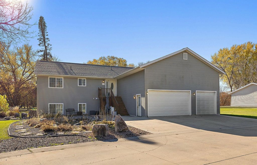 1055 Johnson Place SE, Owatonna, MN 55060