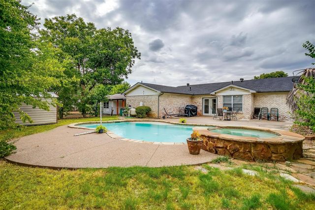 408 NW Douglas Street, Burleson, TX 76028
