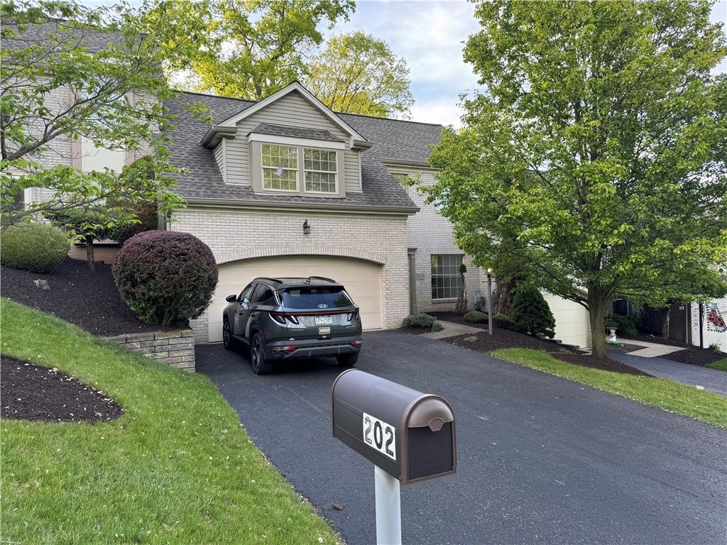 202 Parkview Drive, Pleasant Hills, PA 15236