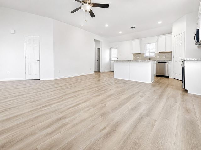 501 Oak Chase Avenue, Dayton, TX 77535