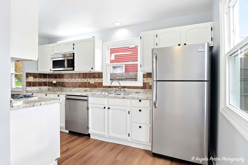 Image 21 of property listing at Address unavailable.