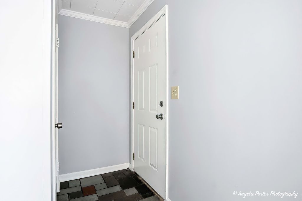 Image 6 of property listing at Address unavailable.
