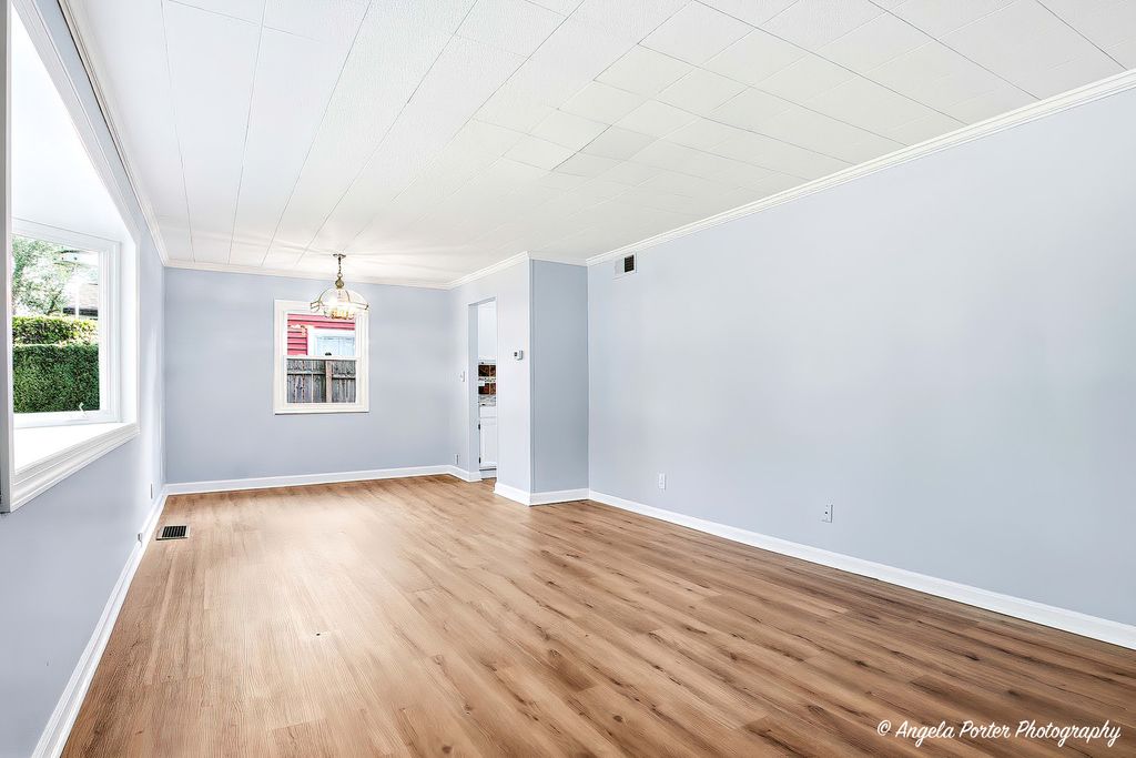 Image 8 of property listing at Address unavailable.