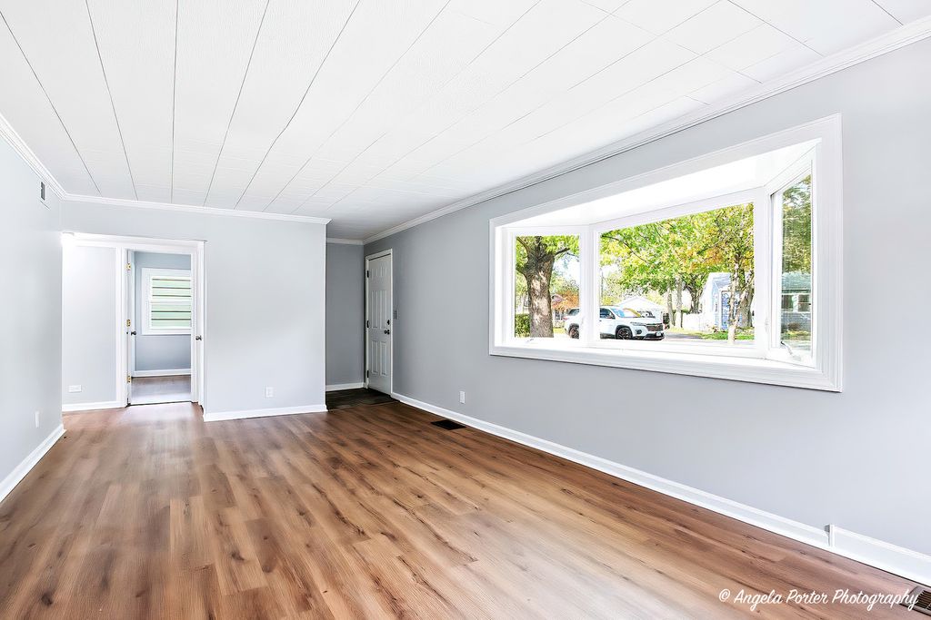 Image 9 of property listing at Address unavailable.