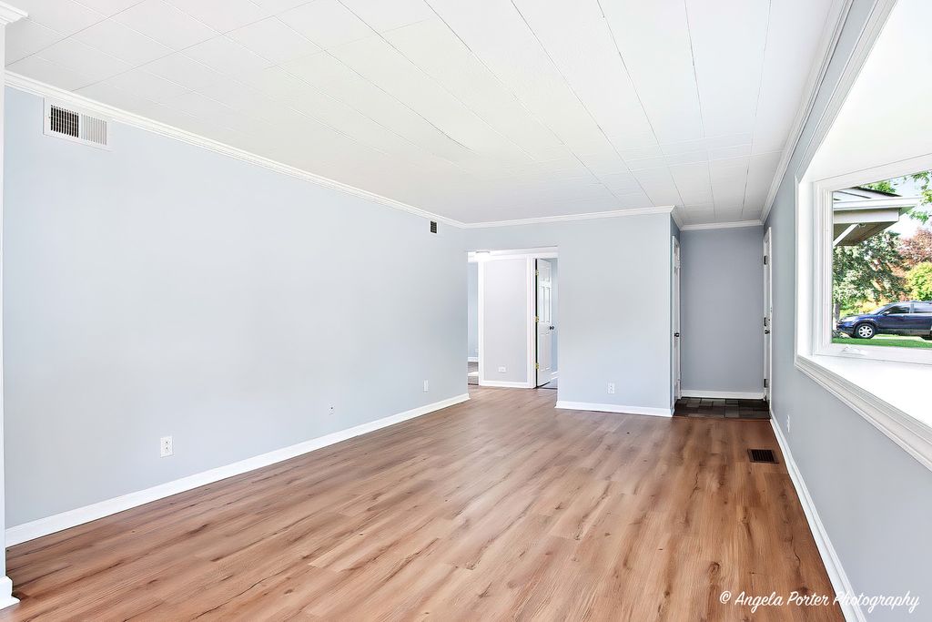 Image 10 of property listing at Address unavailable.
