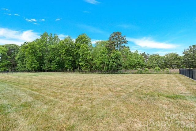 125 Leeward Shoals Lane, Mooresville, NC 28117