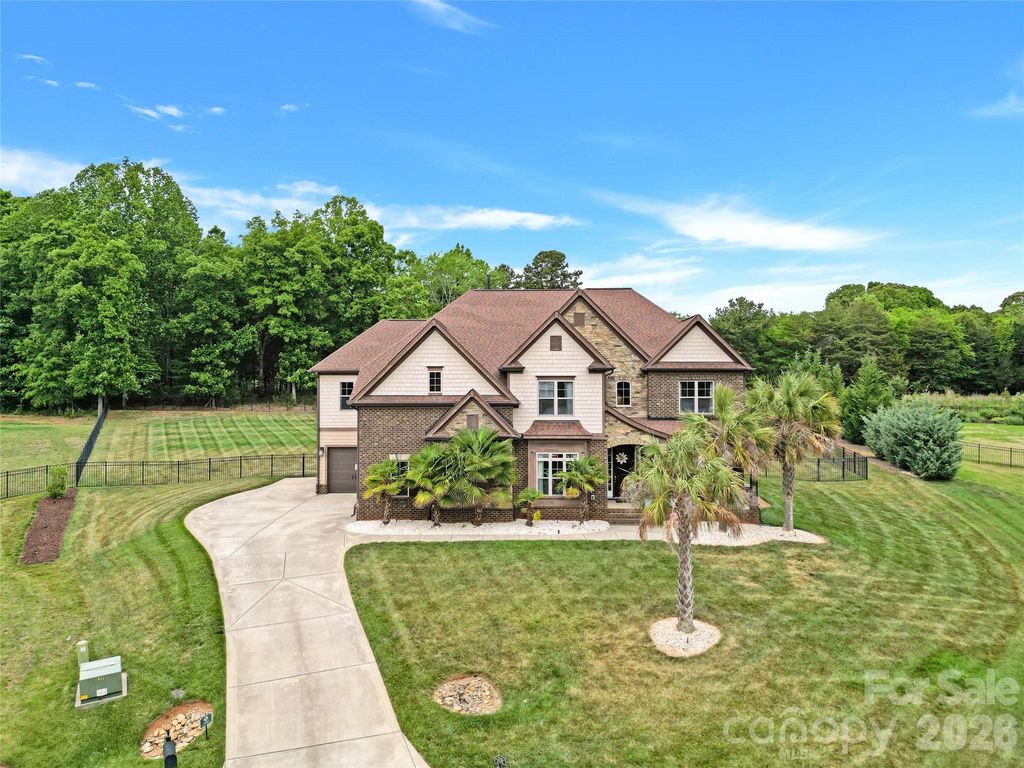 125 Leeward Shoals Lane, Mooresville, NC 28117