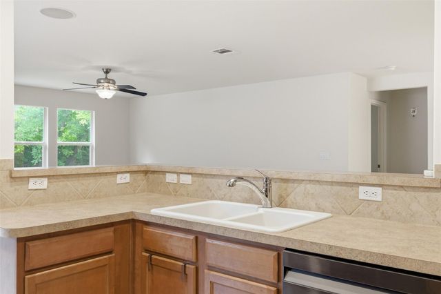 725 Kingfisher LN, Leander, TX 78641