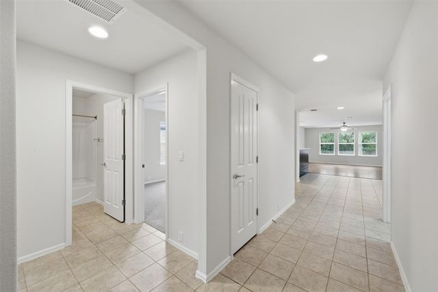 725 Kingfisher LN, Leander, TX 78641