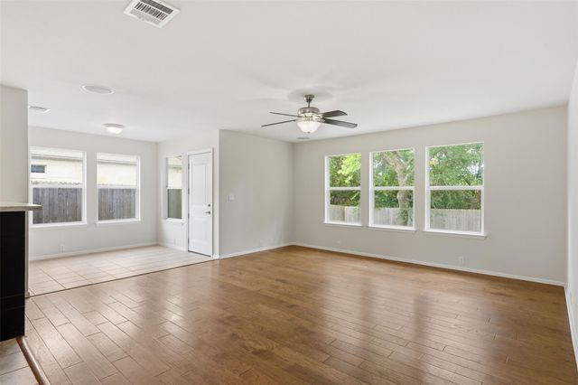 725 Kingfisher LN, Leander, TX 78641