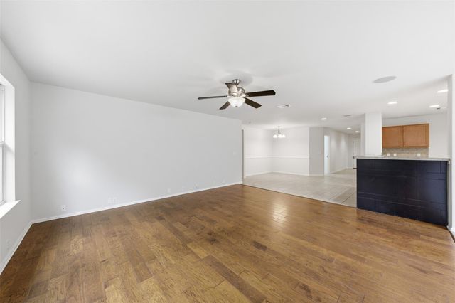 725 Kingfisher LN, Leander, TX 78641