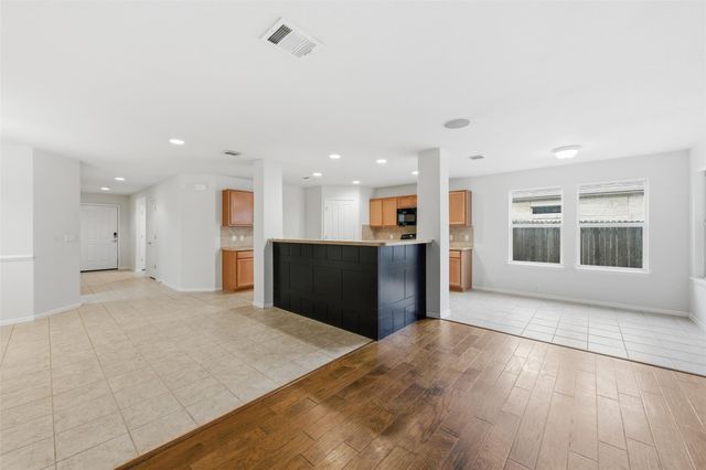 725 Kingfisher LN, Leander, TX 78641