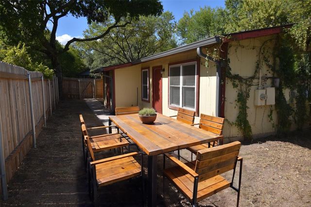 3319 Dolphin DR A, Austin, TX 78704