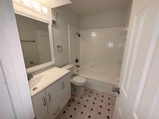 8100 Creekbend Drive 152, Houston, TX 77071
