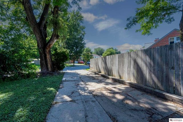 2004 N 51st Street, Omaha, NE 68104