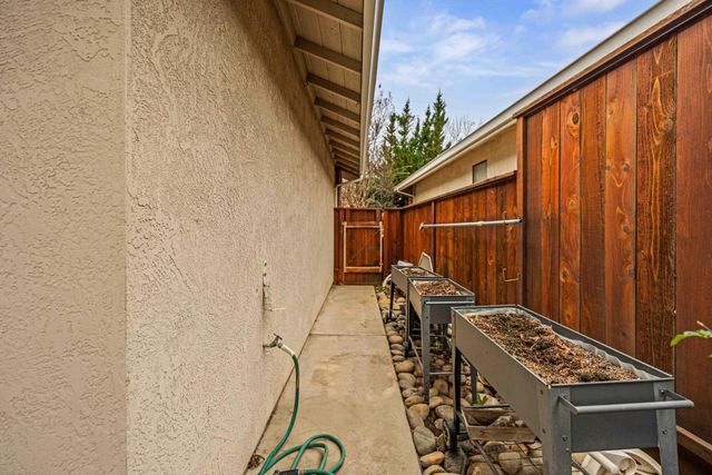 3829 Mondrian Dr, Modesto, CA 95356