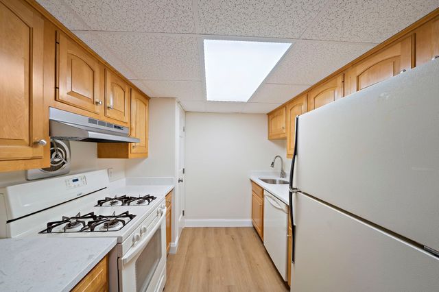 18 Kingswood Dr 5, Abington, MA 02351